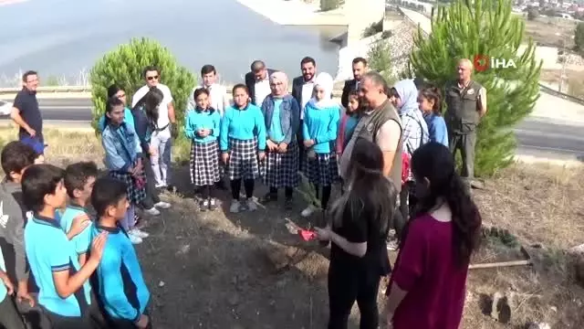 Sultan Abdülhamid Han'ın doğum gününde 177 fidan diktiler Sultan Abdülhamid Han'ın doğum gününde 177 fidan diktiler