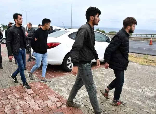Terör örgütü üyeleri bulunduğu ihbarı yapılan araçtan kaçak göçmenler çıktı