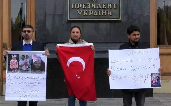 Türk babalar, ukrayna'da başkanlık binası önünde zelenskiy'e seslendi