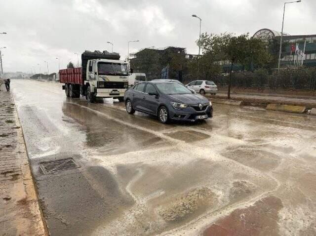 Tuzla'da 'köpüklü su' tedirginlik yarattı, numune alındı