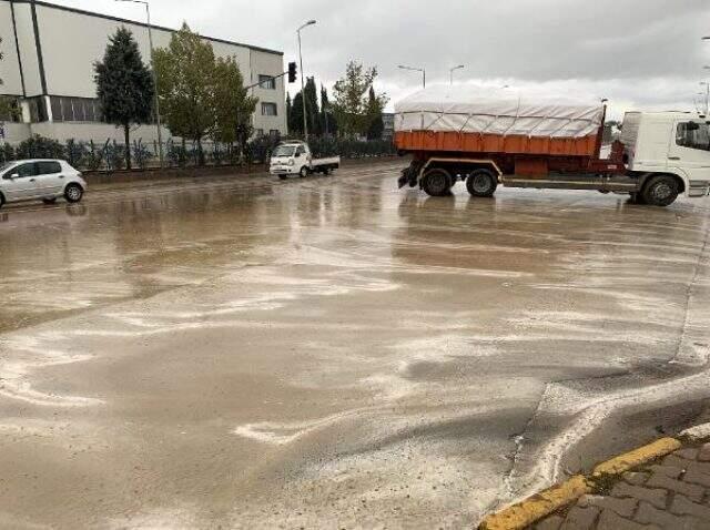 Tuzla'da 'köpüklü su' tedirginlik yarattı, numune alındı