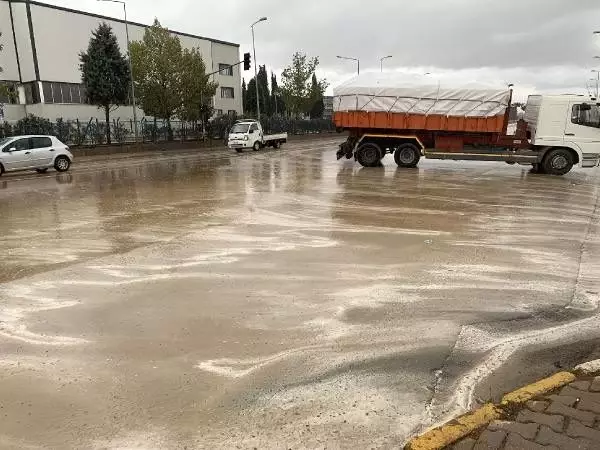 Tuzla'da yanan fabrika çevresinde yağmur tedirginliği (1) Tuzla'da yanan fabrika çevresinde yağmur tedirginliği (1)