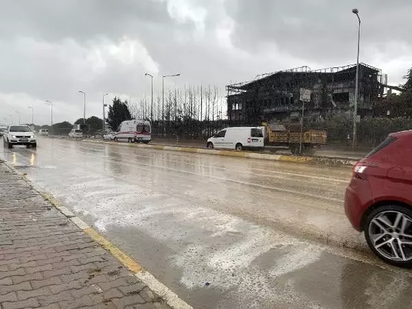 Tuzla'da yanan fabrika çevresinde yağmur tedirginliği (1) Tuzla'da yanan fabrika çevresinde yağmur tedirginliği (1)