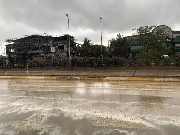 Tuzla'da yanan fabrika çevresinde yağmur tedirginliği (1) Tuzla'da yanan fabrika çevresinde yağmur tedirginliği (1)
