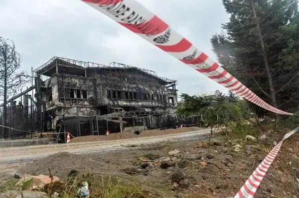 Tuzla'daki fabrikada inceleme... yola akan köpüklü suyu belediye ekibi temizledi