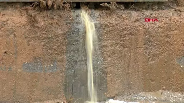 Tuzla'daki fabrikada inceleme... yola akan köpüklü suyu belediye ekibi temizledi