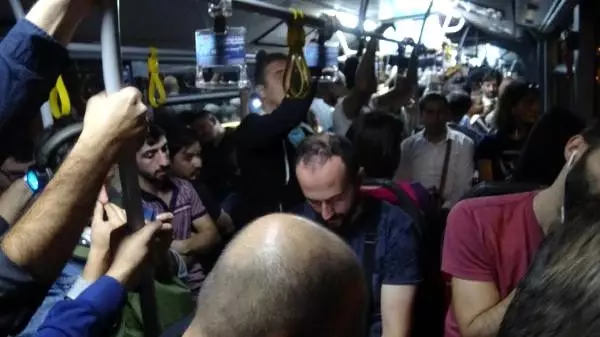 Yer kapma kavgaları yaşanıyor... metrobüste sabah- akşam zorlu yolculuk