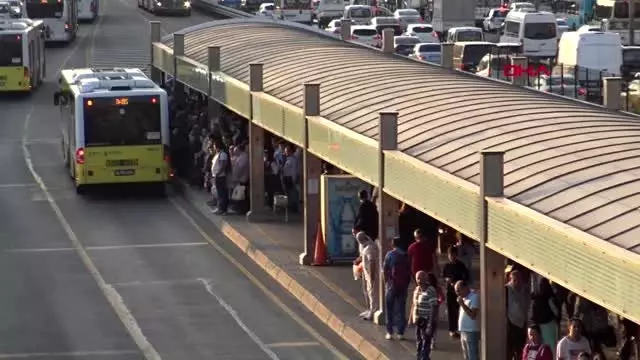 Yer kapma kavgaları yaşanıyor... metrobüste sabah- akşam zorlu yolculuk 1