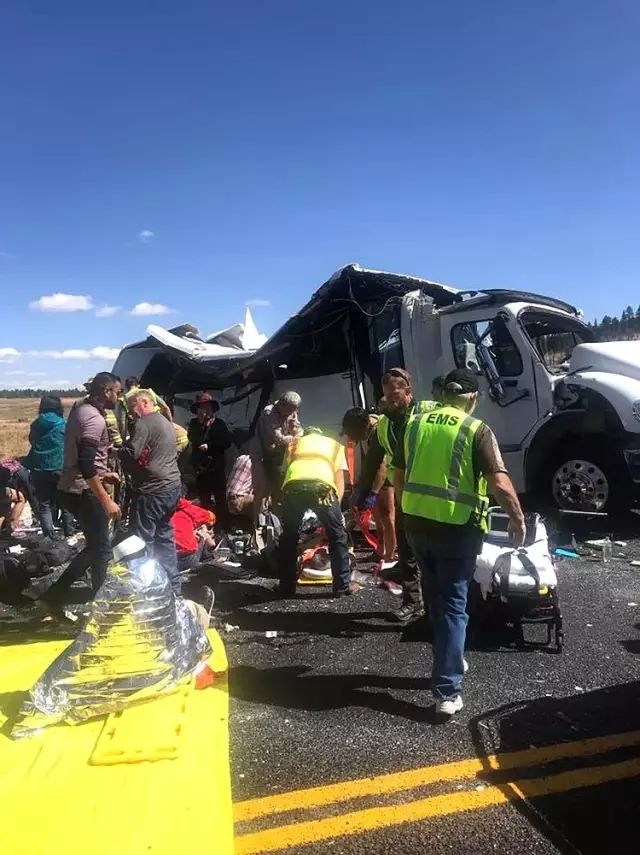 ABD'de Çinli turistleri taşıyan otobüs kaza yaptı ABD'de Çinli turistleri taşıyan otobüs kaza yaptı
