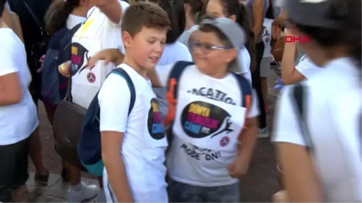 Antalya eldiven takıp tarihi kaleiçi'ni temizlediler