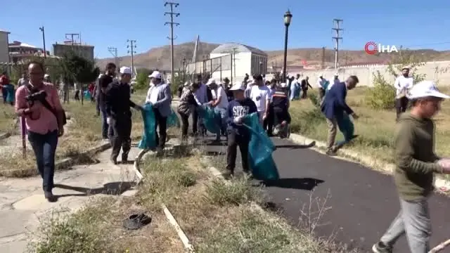 Başkan Tanğlay öncülüğünde çöp toplama kampanyası Başkan Tanğlay öncülüğünde çöp toplama kampanyası