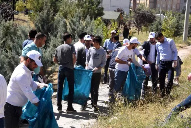 Başkan Tanğlay öncülüğünde çöp toplama kampanyası Başkan Tanğlay öncülüğünde çöp toplama kampanyası