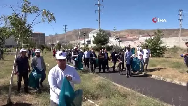 Başkan Tanğlay öncülüğünde çöp toplama kampanyası Başkan Tanğlay öncülüğünde çöp toplama kampanyası