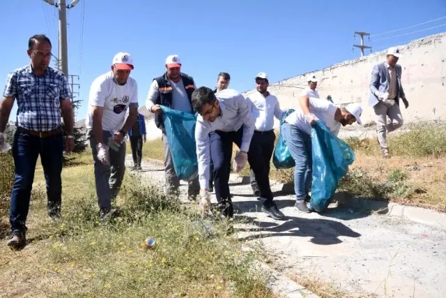 Başkan Tanğlay öncülüğünde çöp toplama kampanyası Başkan Tanğlay öncülüğünde çöp toplama kampanyası