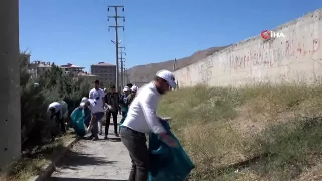 Başkan Tanğlay öncülüğünde çöp toplama kampanyası Başkan Tanğlay öncülüğünde çöp toplama kampanyası
