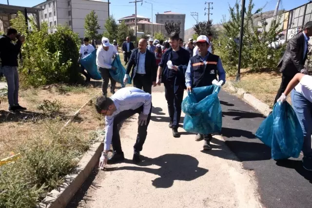 Başkan Tanğlay öncülüğünde çöp toplama kampanyası Başkan Tanğlay öncülüğünde çöp toplama kampanyası