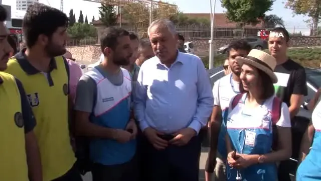 Belediye başkanı vatandaşlarla birlikte çöp topladı Belediye başkanı vatandaşlarla birlikte çöp topladı