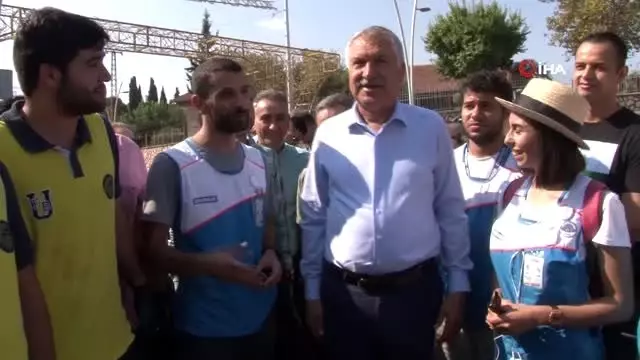 Belediye başkanı vatandaşlarla birlikte çöp topladı Belediye başkanı vatandaşlarla birlikte çöp topladı