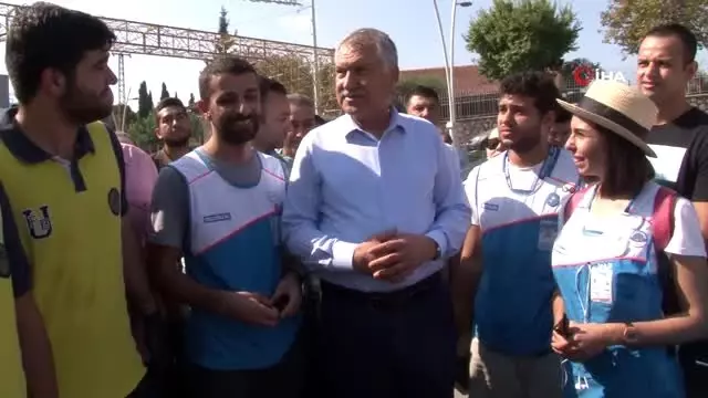 Belediye başkanı vatandaşlarla birlikte çöp topladı Belediye başkanı vatandaşlarla birlikte çöp topladı