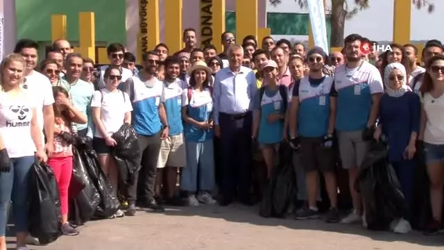 Belediye başkanı vatandaşlarla birlikte çöp topladı Belediye başkanı vatandaşlarla birlikte çöp topladı