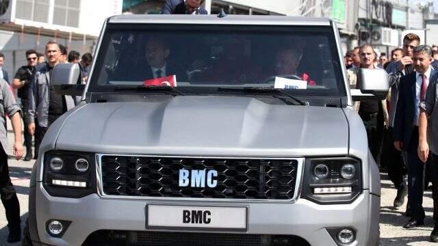 BMC'nin yerli pikap aracını inceleyen Erdoğan ile yetkililerin diyaloğu güldürdü