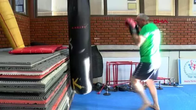Bolu dede muay thai, torunu karateci
