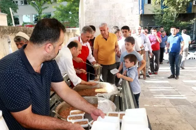 Cami cemaatine aşure dağıtıldı Cami cemaatine aşure dağıtıldı