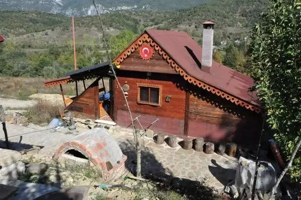 Çocukluk hayali ahşap evi köyünde gerçekleştirdi Çocukluk hayali ahşap evi köyünde gerçekleştirdi