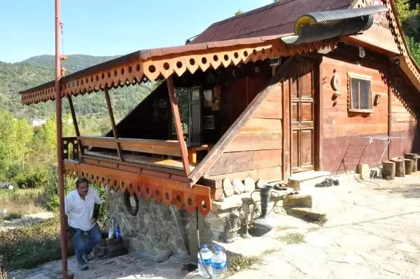 Çocukluk hayali ahşap evi köyünde gerçekleştirdi Çocukluk hayali ahşap evi köyünde gerçekleştirdi