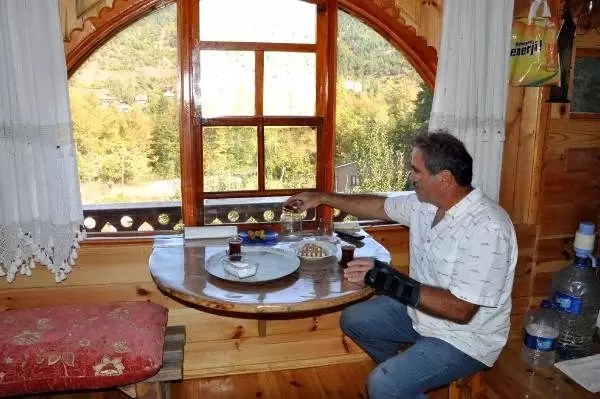 Çocukluk hayali ahşap evi köyünde gerçekleştirdi Çocukluk hayali ahşap evi köyünde gerçekleştirdi
