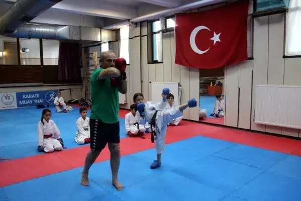 Dede torun birlikte dövüş sporu yapıyor
