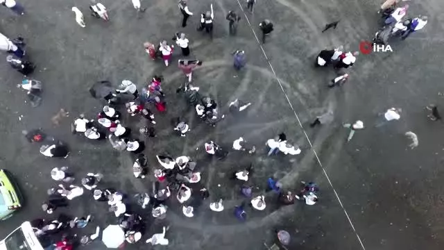 Eyüpsultan'da gönüllüler ormandaki çöpleri temizledi