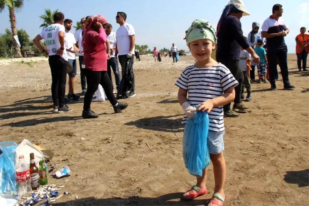 Finike sahilinden 350 kilo çöp toplandı