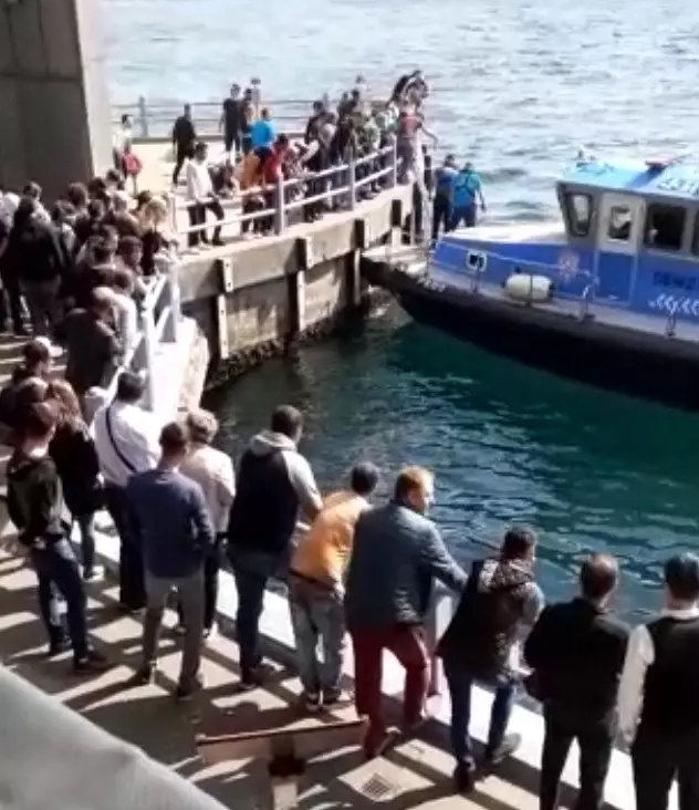 Galata Köprüsü'nde intihara kalkışan turisti, başka bir turist kurtardı! Nefes kesen anlar kamerada Galata Köprüsü'nde intihara kalkışan turisti, başka bir turist kurtardı! Nefes kesen anlar kamerada