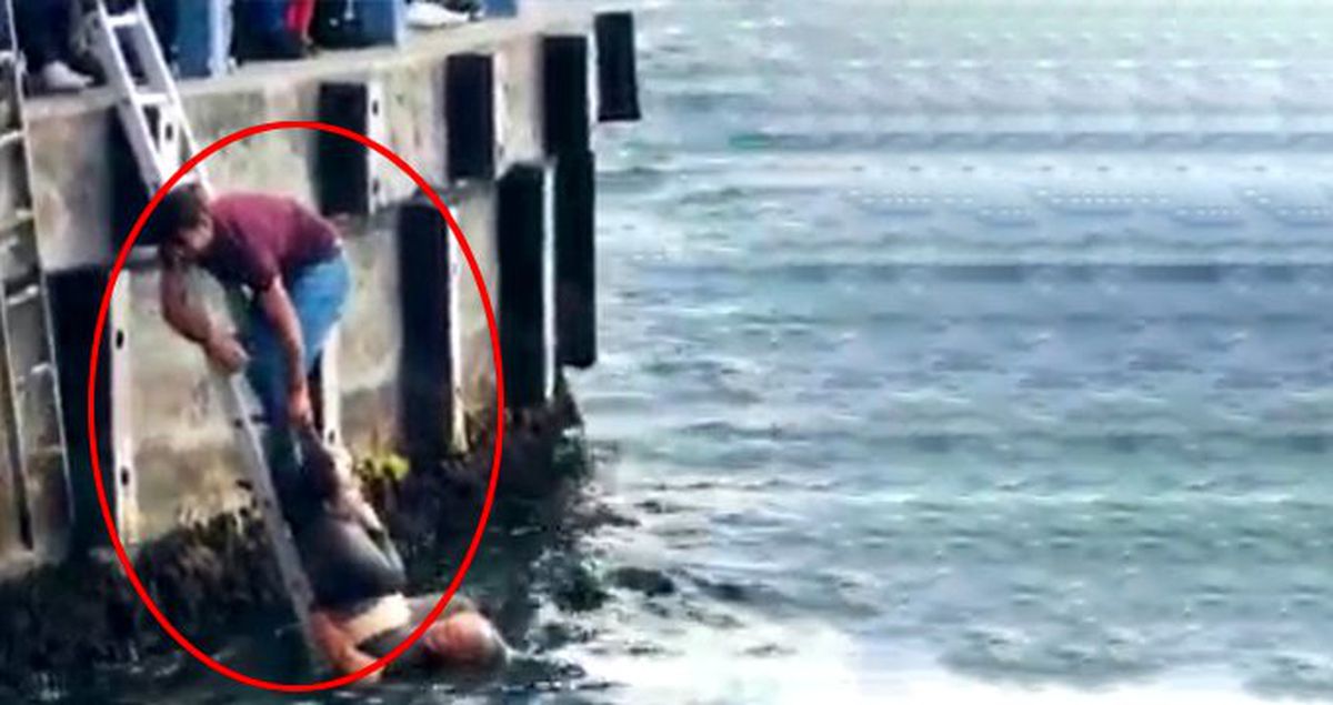 Galata Köprüsü'nde intihara kalkışan turisti, başka bir turist kurtardı! Nefes kesen anlar kamerada