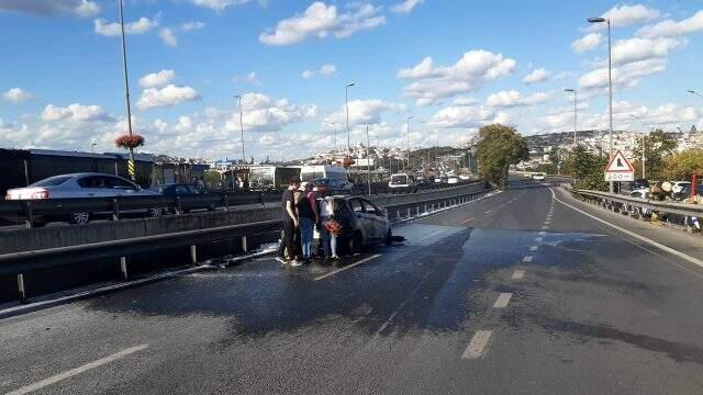Haliç Köprüsü girişinde bir otomobil yandı, uzun araç kuyrukları oluştu