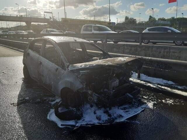 Haliç Köprüsü girişinde bir otomobil yandı, uzun araç kuyrukları oluştu