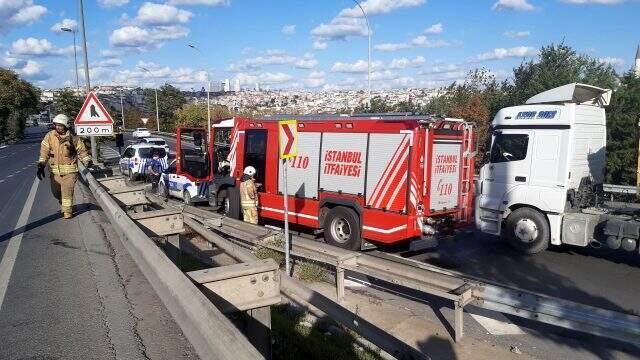 Haliç Köprüsü girişinde bir otomobil yandı, uzun araç kuyrukları oluştu