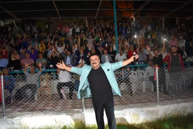 Hatay'ın Yayladağı ilçesinde vatandaşlar Bülent Serttaş konseriyle coştular Hatay'ın Yayladağı ilçesinde vatandaşlar Bülent Serttaş konseriyle coştular