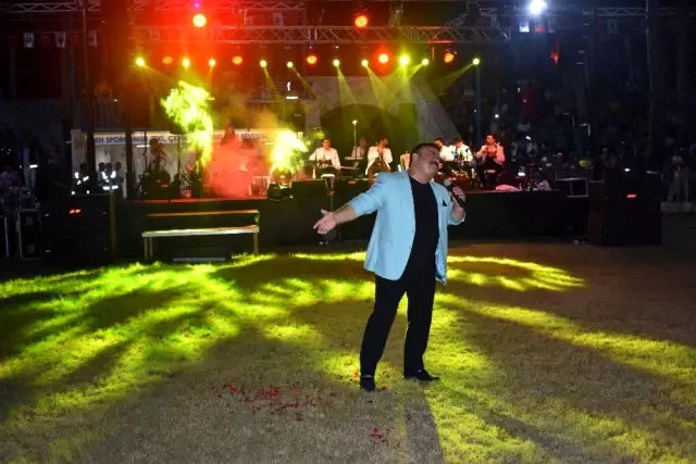 Hatay'ın Yayladağı ilçesinde vatandaşlar Bülent Serttaş konseriyle coştular Hatay'ın Yayladağı ilçesinde vatandaşlar Bülent Serttaş konseriyle coştular