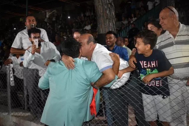 Hatay'ın Yayladağı ilçesinde vatandaşlar Bülent Serttaş konseriyle coştular Hatay'ın Yayladağı ilçesinde vatandaşlar Bülent Serttaş konseriyle coştular