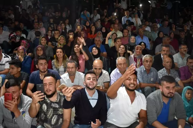 Hatay'ın Yayladağı ilçesinde vatandaşlar Bülent Serttaş konseriyle coştular Hatay'ın Yayladağı ilçesinde vatandaşlar Bülent Serttaş konseriyle coştular