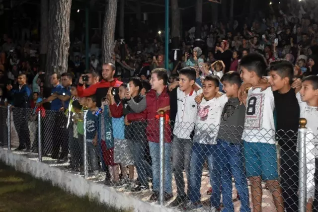 Hatay'ın Yayladağı ilçesinde vatandaşlar Bülent Serttaş konseriyle coştular Hatay'ın Yayladağı ilçesinde vatandaşlar Bülent Serttaş konseriyle coştular