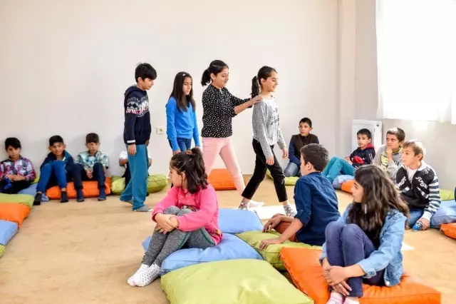 Haydi gençler, Gençlik Merkezi'ne Haydi gençler, Gençlik Merkezi'ne