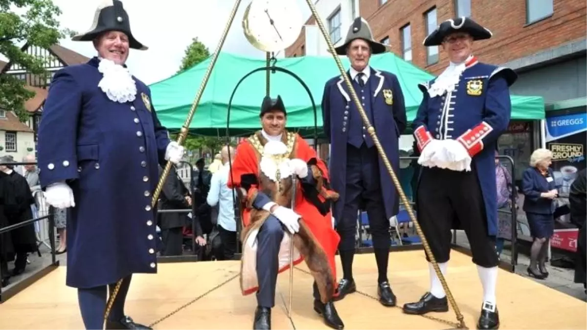 İngiltere'de Orta Çağ'dan kalma ilginç gelenek: Belediye başkanının kilosunu tartmak