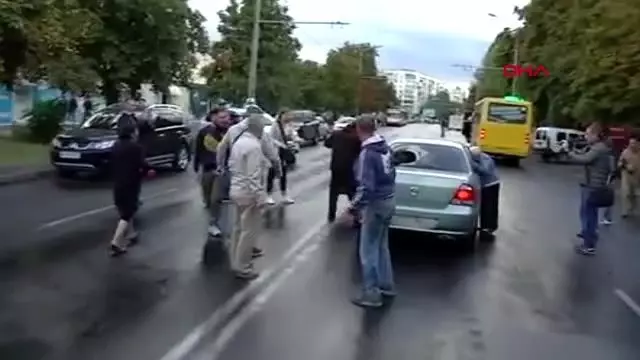 Kadın sürücü aracını, yol kapatan eylemcilerin üzerine sürerek 5 kişiyi yaraladı Kadın sürücü aracını, yol kapatan eylemcilerin üzerine sürerek 5 kişiyi yaraladı