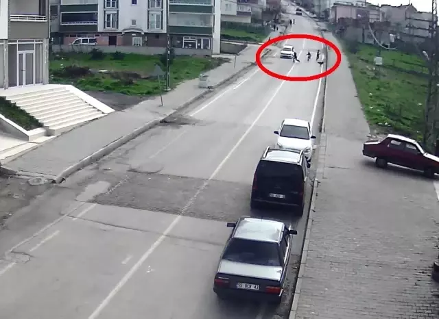 Köpeğin kovaladığı küçük çocuğu otomobil kaldırıma savurdu