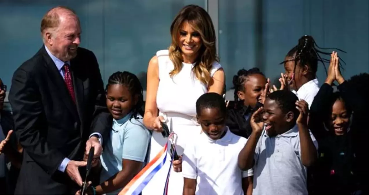 Washington Anıtı'nın açılışına katılan Melanie Trump kurdeleyi bir türlü kesemedi