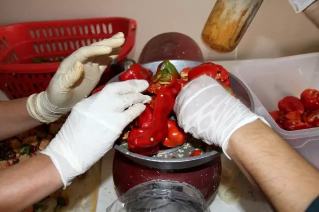 Okul bahçesi üretim alanına çevrildi, kazanan kadınlar oldu Okul bahçesi üretim alanına çevrildi, kazanan kadınlar oldu