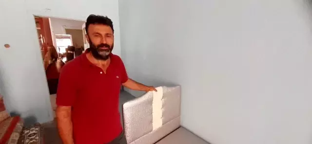 Çöpten topladığı tahta, sünger ve parkelerden baza yapıp satıyor Çöpten topladığı tahta, sünger ve parkelerden baza yapıp satıyor
